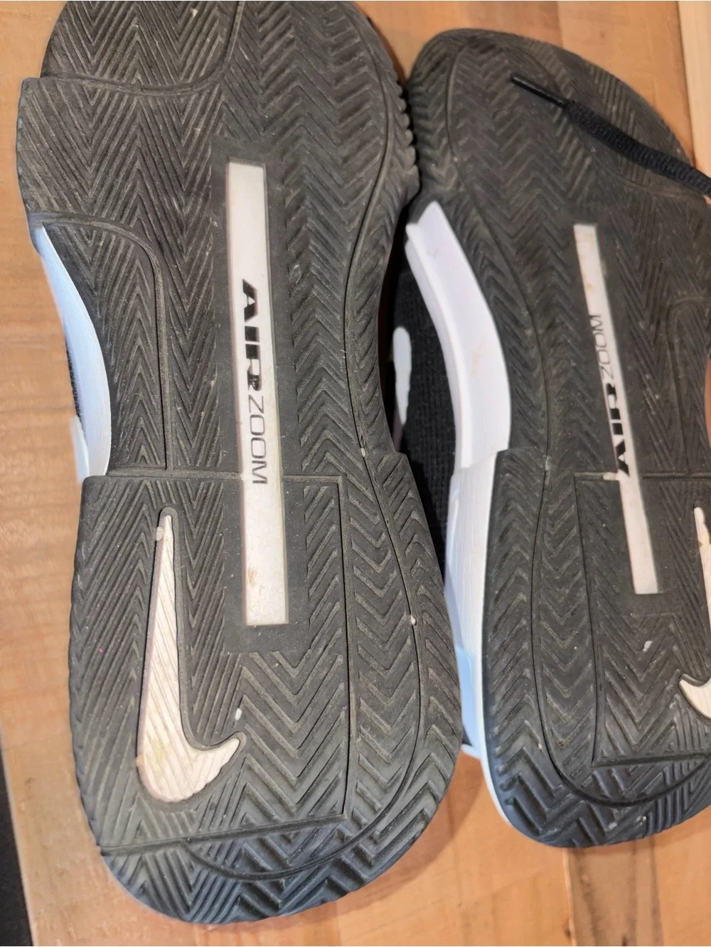 Nike Women's Zoom GP Challenge Tennis Shoes. Size 9.5. EU 41